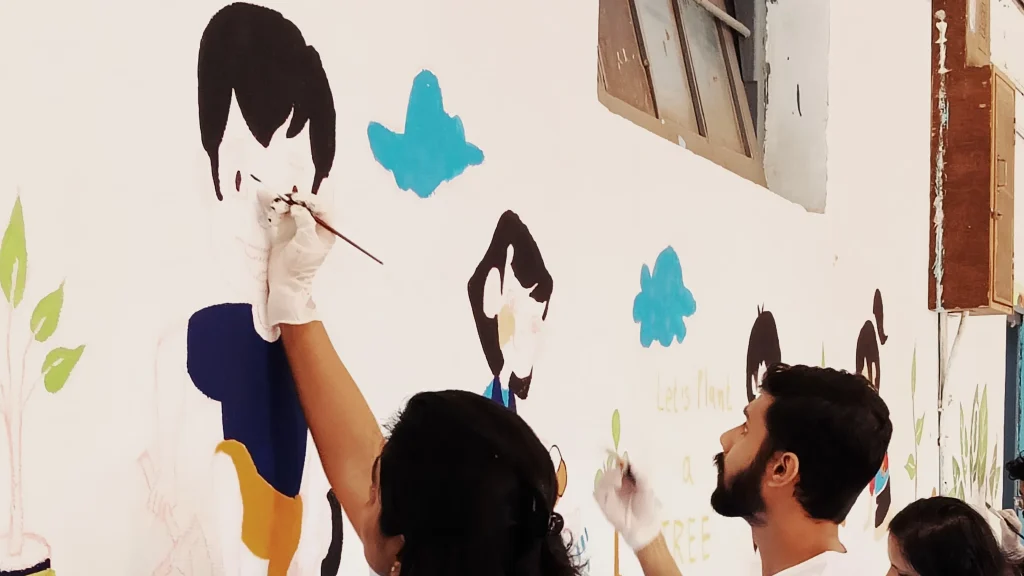 Collaboratively_painting-on_a_wall-scaled
